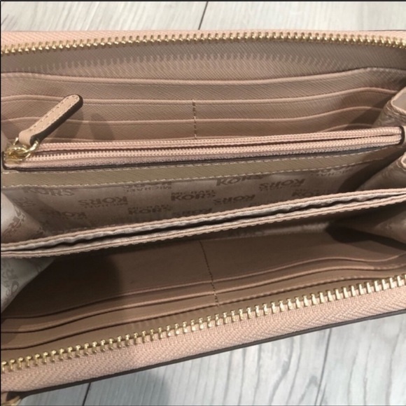 NWOT Michael Kors Nude Clutch Crossbody with Detachable Wallet - Picture 5 of 8